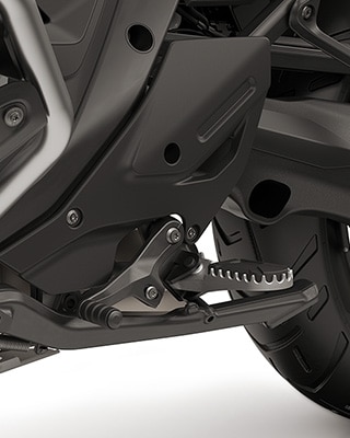 Funkcje enduro, takie jak większa osłona silnika, składana dźwignia hamulca i dźwignia zmiany biegów z regulacją, podnóżek enduro wraz z podnóżkiem pasażera